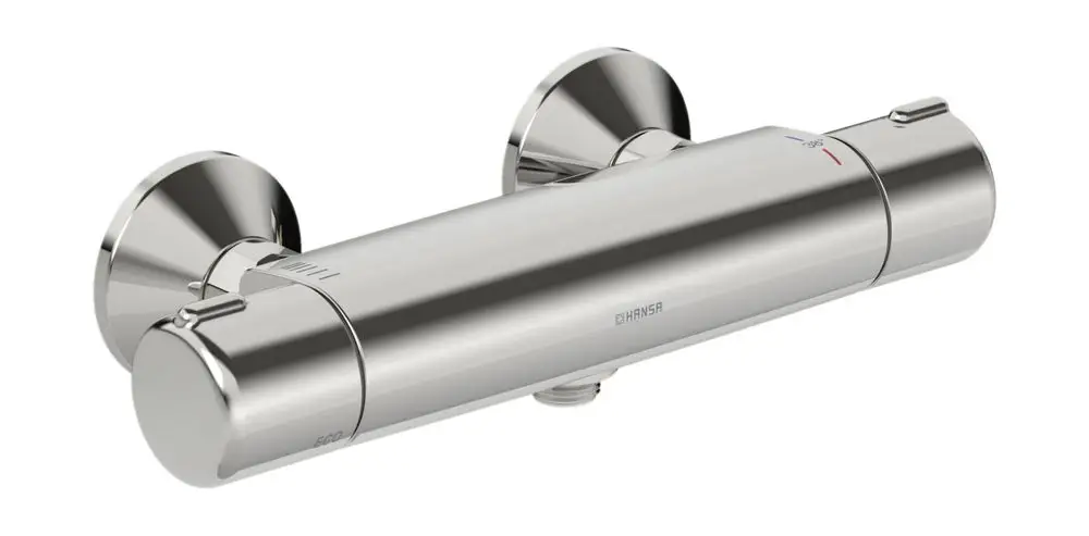 Chromfarbene Brausebatterie von HANSA mit zwei Bedienelementen und Wandmontage. Eignet sich für die Regulierung von Wasserstrahl und Temperatur.